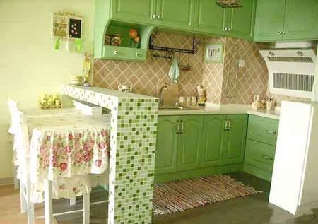 在众多搭配中,青绿色很难作为主色调,整个居室属于田园风格,在厨房