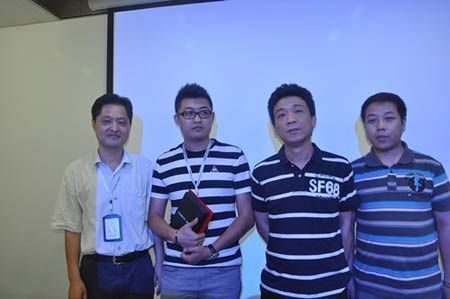 业务总监周树军（左一）与获奖设计师韩旭（张欣代领）、万俊岑、许海波