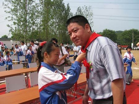 学生代表用红领巾向杨海先生致以最诚挚的谢意