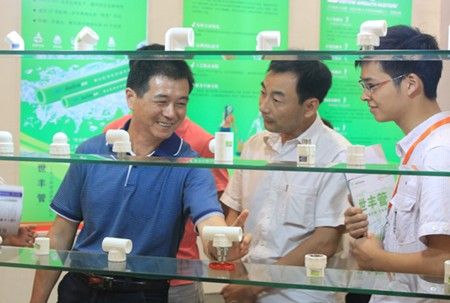 日前,受上海第六届华夏家博会邀请,上海名牌、中国管材十大影响力品牌世丰管携旗下高端欧系产品参展,出人意料,一向被认为是“奢侈管”的世丰欧系产品首次压倒性价比产品,斩获本届家博会塑料管类产品的现场销量第一。家博会主办方评价,可见市民对家装建材产品的要求,又达到了新的高度。 日前,受上海第六届华夏家博会邀请,上海名牌、中国管材十大影响力品牌世丰管携旗下高端欧系产品参展,出人意料,一向被认为是“奢侈管”的世丰欧系产品首次压倒性价比产品,斩获本届家博会塑料管类产品的现场销量第一。家博会主办方评价,可见市民对家装建材产品的要求,又达到了新的高度。