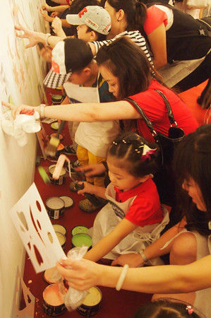 10多位小朋友和妈妈们用丹麦福乐阁涂料当场绘制“共创美好家园”涂鸦作品