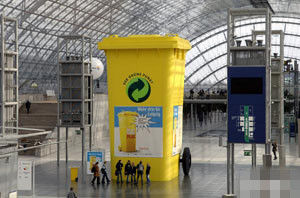莱比锡博览会上宣传环保理念的超大型黄色垃圾桶