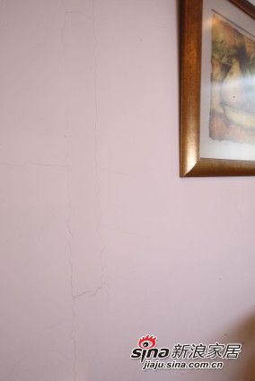 客厅沙发背景墙面开裂